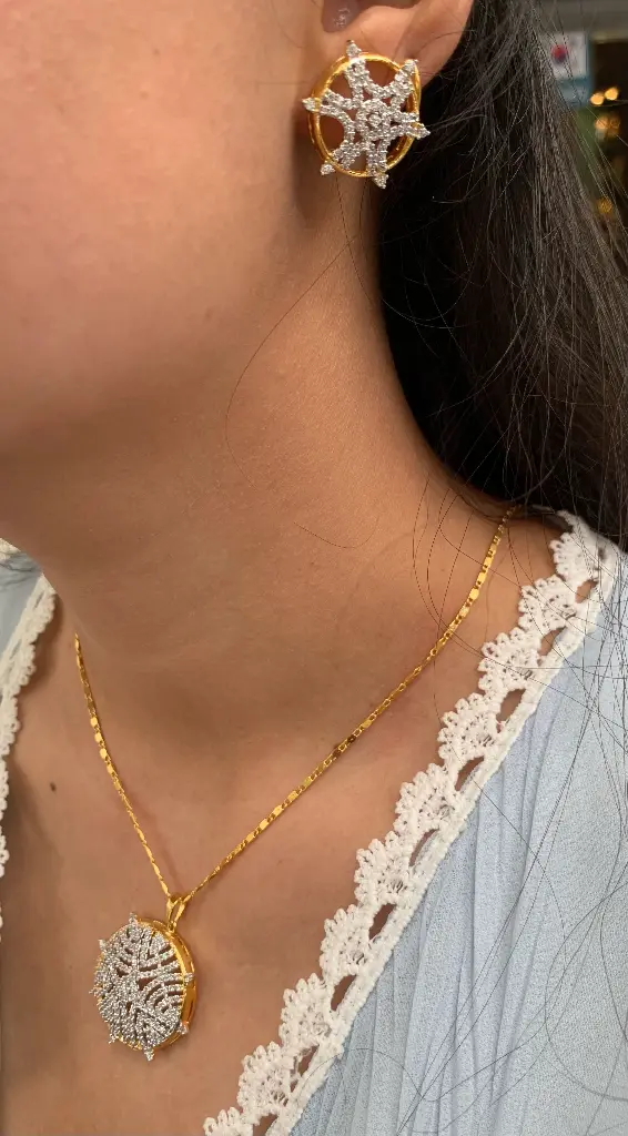 VERSATILE ROYAL ALLURE PENDANT SET