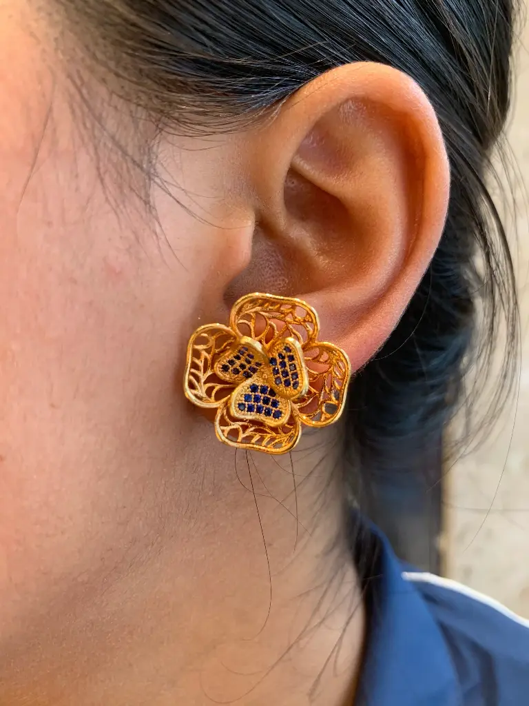 THREE STONE BLUE CLUSTER